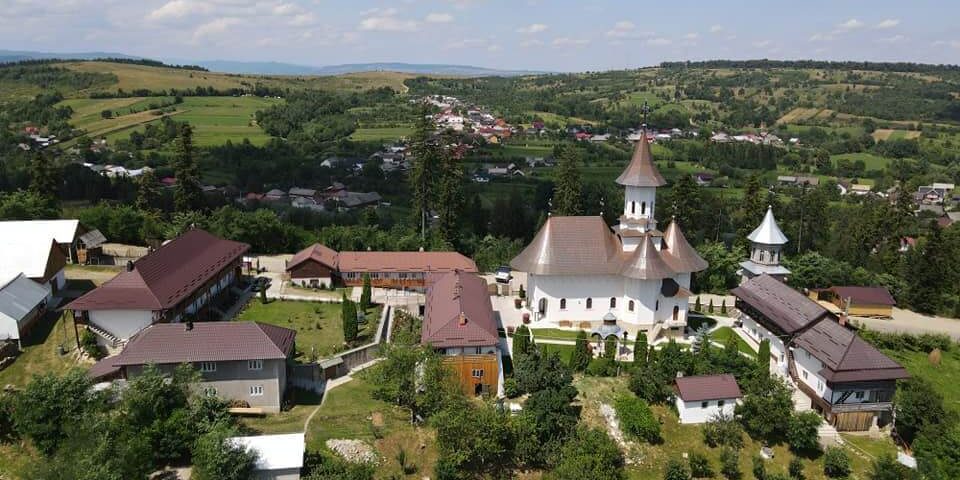 Slujbă de sfințire la Mănăstirea Păiseni. Câteva mii de pelerini au asistat la târnosirea noii biserici