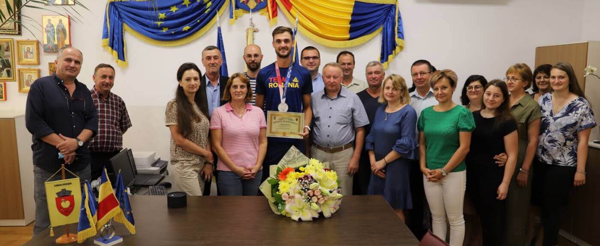 Vicecampionul olimpic Ciprian Tudosă s-a întors acasă. Primarul și consilierii din Rădășeni l-au primit cu flori și bucurie. Canotorul va primi și un premiu în bani