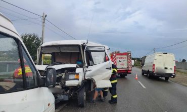 Accident rutier pe raza comunei Drăgușeni. Coliziune între un autotren și un vehicul de transport marfă