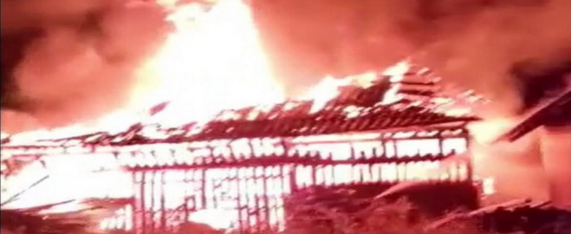 Șase gospodării din Păiseni au fost incendiate intenționat în miez de noapte. Cinci femei au primit ajutor medical