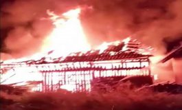 Șase gospodării din Păiseni au fost incendiate intenționat în miez de noapte. Cinci femei au primit ajutor medical