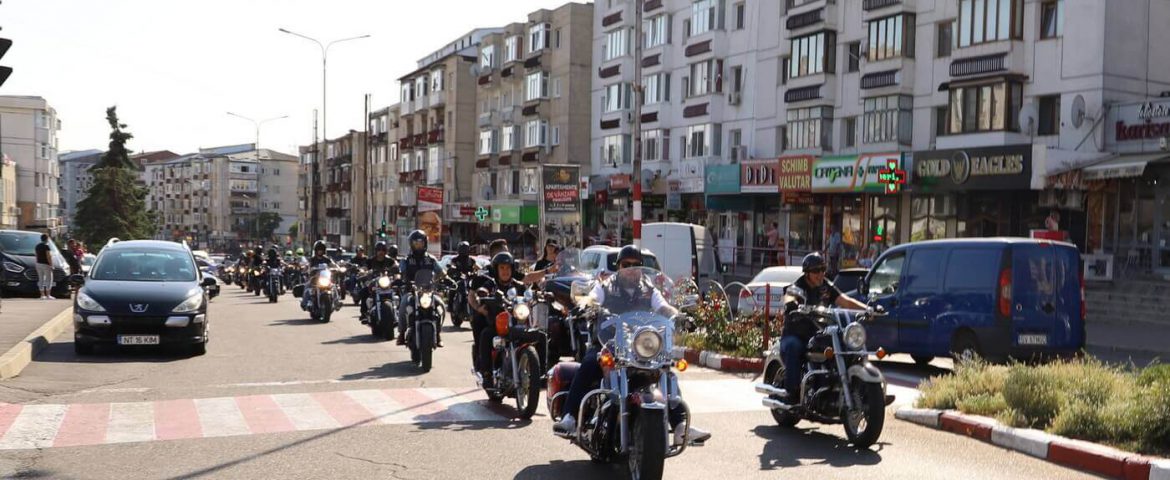Motocicliștii din Fălticeni au sărbătorit un an de la înființarea clubului local. Paradă pe străzile orașului