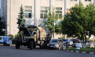 Un camion militar s-a defectat în mijlocul drumului. Vehicul oprit într-un sens giratoriu din Fălticeni