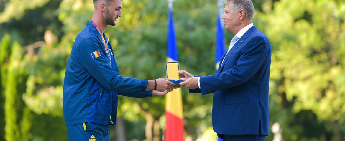 Președintele Iohannis l-a decorat pe canotorul Ciprian Tudosă. Distincția „Ordinul Meritul Sportiv” va ajunge în vitrina cu medalii din casa părintească