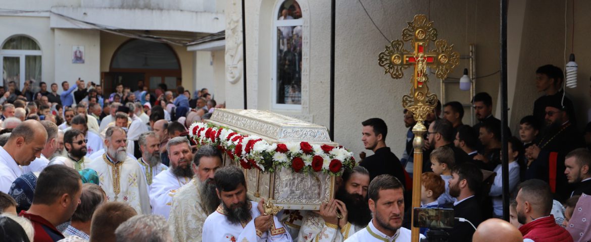 Liturghie Arhierească la Hramul Mănăstirii Slătioara. Mii de pelerini au asistat la Praznicul Schimbării la Față