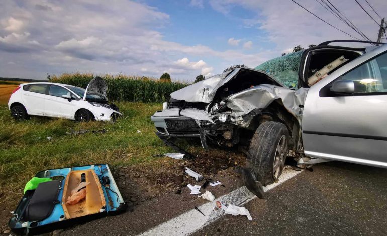 Accident pe raza comunei Cornu Luncii. Coliziune frontală între două mașini. Pasageri transportați la spital