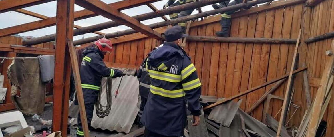 Pompierii au intervenit în Hârtop, Rădășeni și Fălticeni pentru înlăturarea efectelor negative ale furtunii