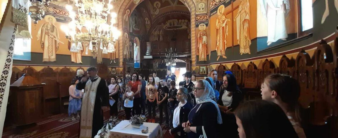 Preotul Adrian Brădățanu continuă să-i ajute pe copiii din Fălticeni. Sprijin de la enoriași și de la oameni de bine