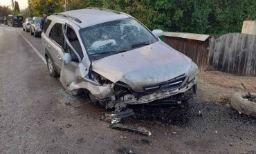 Accident în comuna Boroaia. Un șofer s-a izbit cu mașina într-un cap de pod. Pasagerul din dreapta este rănit