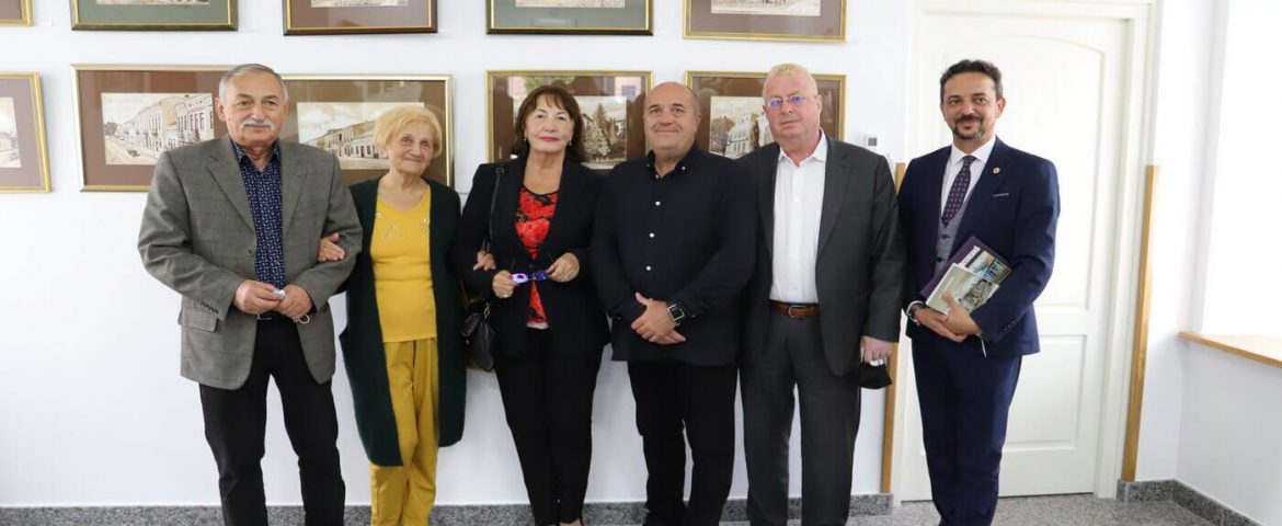 Profesorul Gabrel Baban lansează „Promenadă Fălticeneană”. 51 de lucrări de grafică pun în lumină farmecul arhitecturii orașului de altădată