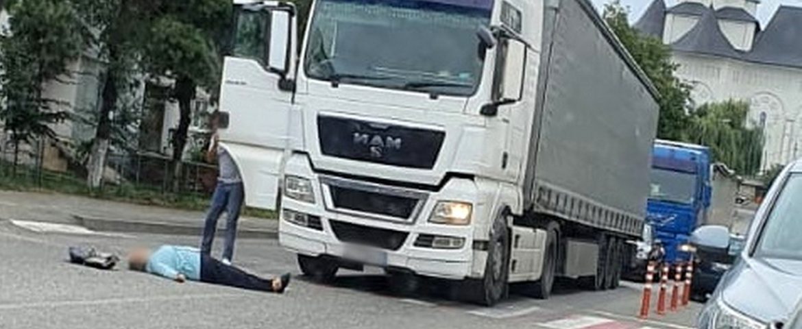 Accident pe varianta de trafic greu din Fălticeni. Femeie acroșată de un autotren pe trecerea de pietoni