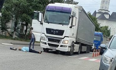 Accident pe varianta de trafic greu din Fălticeni. Femeie acroșată de un autotren pe trecerea de pietoni