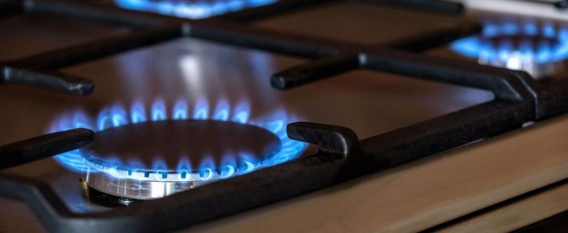 Vești bune înaintea sezonului rece! Consumatorii casnici vor plăti energia electrică și gazul natural exact cât plăteau și anul trecut