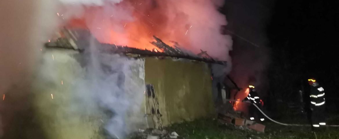 Casă distrusă de un incendiu provocat intenționat. Pompierii au intervenit în comuna Forăști