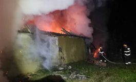 Casă distrusă de un incendiu provocat intenționat. Pompierii au intervenit în comuna Forăști