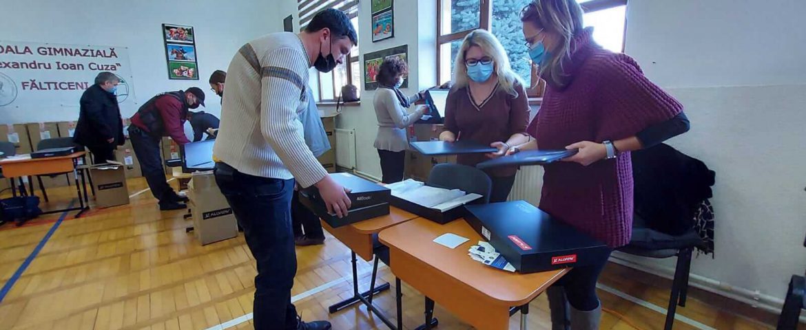 Școlile și colegiile din Fălticeni au primit 390 de laptopuri. Proiectul Primăriei include și 6.450 de tablete pentru elevi