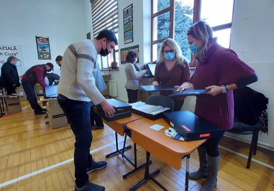 Școlile și colegiile din Fălticeni au primit 390 de laptopuri. Proiectul Primăriei include și 6.450 de tablete pentru elevi