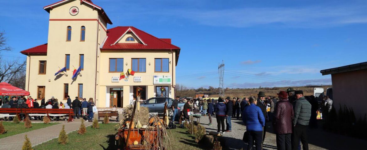 Piața volantă din Vadu Moldovei s-a dovedit un succes. Sute de cumpărători au venit la prima ediție
