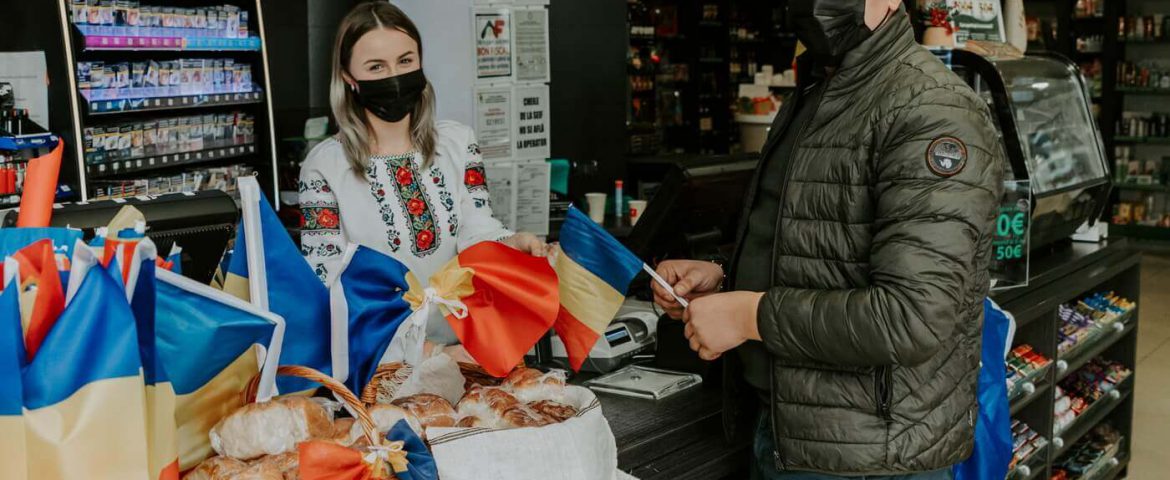Alpin Oil sărbătorește românește! 1.000 de plăcinte și stegulețe oferite în stațiile din Fălticeni și Cornu Luncii