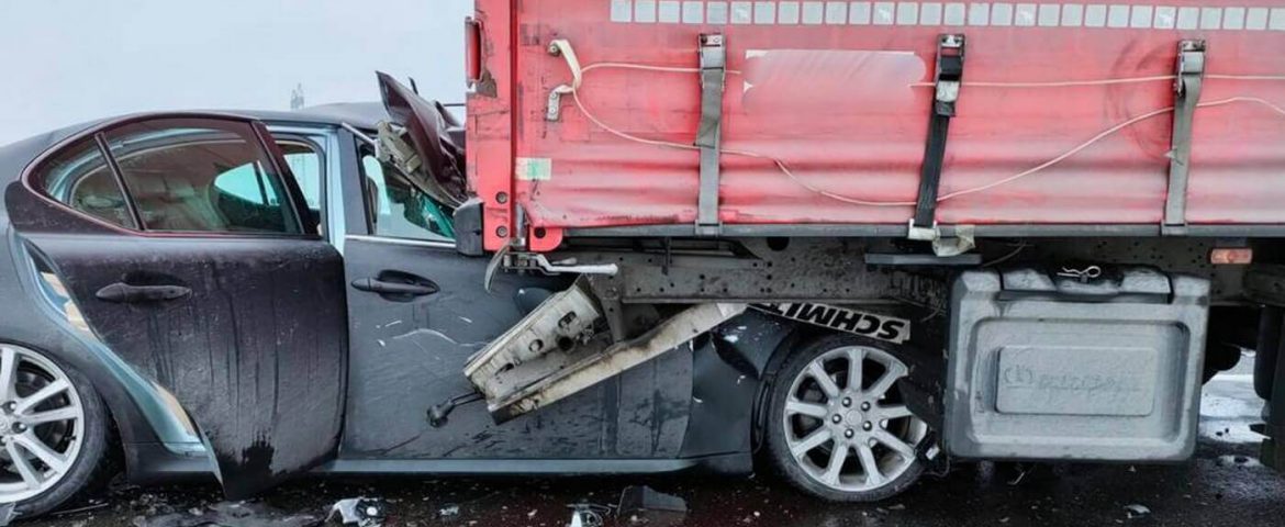 Accident între Spătărești și Vadu Moldovei. Mașină intrată sub remorca unui autotren. Șoferul are contuzii