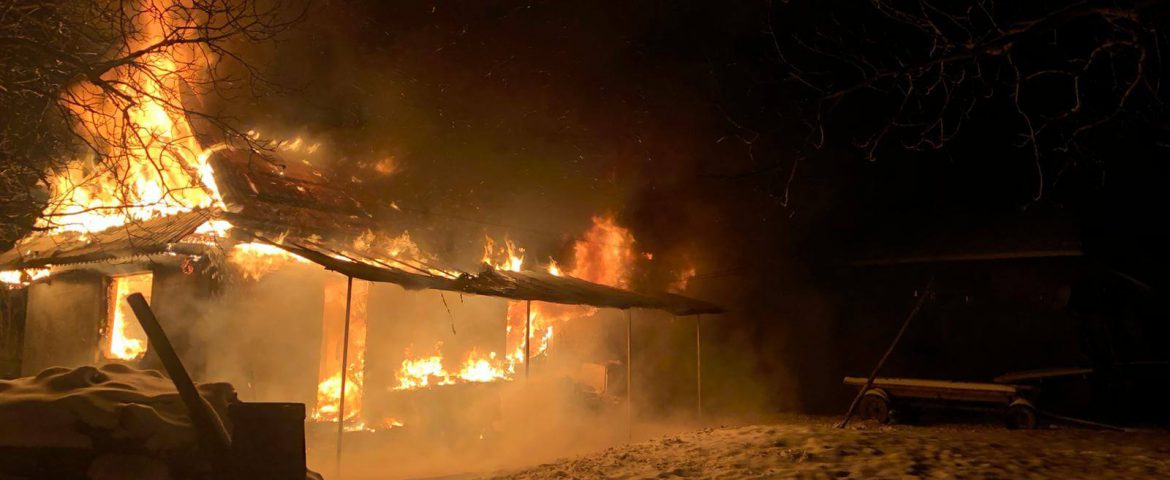 Incendiu devastator în comuna Vulturești. Casă, anexă și bunuri distruse de flăcări. Pompierii și lucrătorii SVSU au acționat cu patru autospeciale