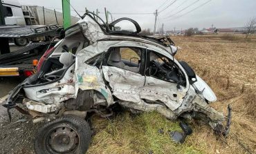 Incident grav la Cumpărătura. Șoferiță decedată și autoturism făcut praf în urma coliziunii cu un autotren