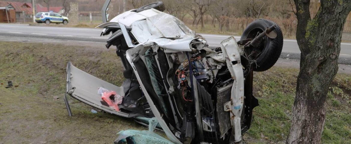 Accident mortal în satul Roșiori. Coliziune între autospeciala Ambulanței Fălticeni și un autoturism. Două persoane încarcerate