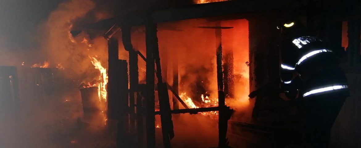 Incendiu în comuna Râșca. Au ars acoperișul și anexa unei case. Doi bătrâni au suferit atacuri de panică