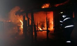 Incendiu în comuna Râșca. Au ars acoperișul și anexa unei case. Doi bătrâni au suferit atacuri de panică