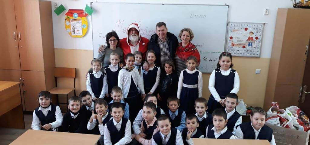 Primarul Ionuț Andreica l-a adus pe Moș Crăciun în comuna Râșca. Peste 600 de copii au primit cadouri