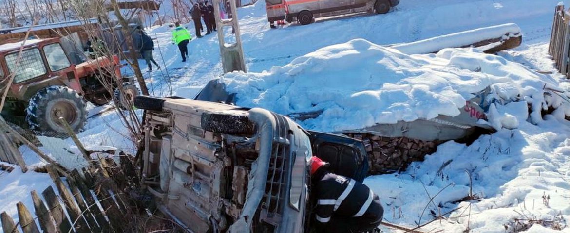 Accident în satul Găinești. Autoturism răsturnat în afara drumului. Bărbat de 80 de ani transportat la spital