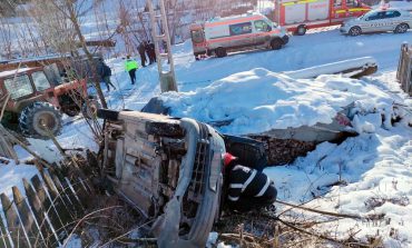 Accident în satul Găinești. Autoturism răsturnat în afara drumului. Bărbat de 80 de ani transportat la spital