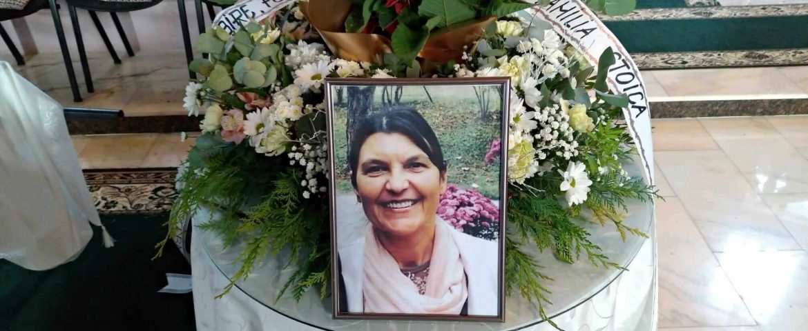 Flori, lacrimi și tristețe. Familia, prietenii, colegii și elevii au condus-o pe ultimul drum pe profesoara Paraschiva Lungu
