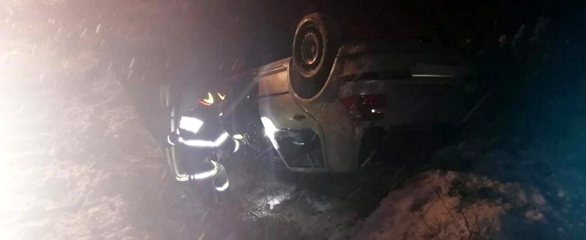 Accident rutier la intersecția drumurilor spre Preutești și Hârtop. Un tânăr s-a răsturnat cu mașina în șanț