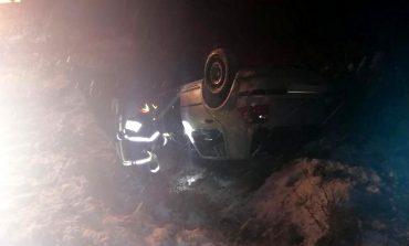 Accident rutier la intersecția drumurilor spre Preutești și Hârtop. Un tânăr s-a răsturnat cu mașina în șanț