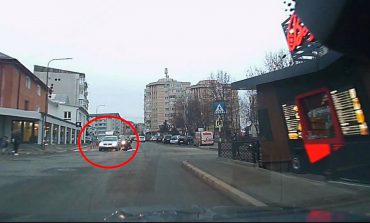 Incident în Fălticeni. Pieton acroșat în zona Autogării Severin. Imagini video surprinse de la bordul mașinii