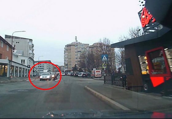 Incident în Fălticeni. Pieton acroșat în zona Autogării Severin. Imagini video surprinse de la bordul mașinii