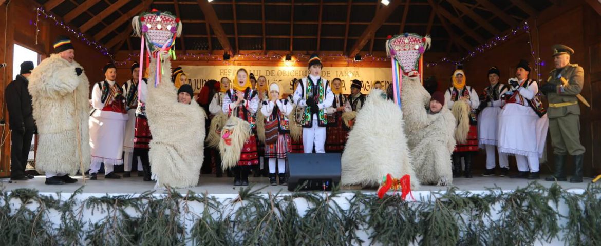 Eveniment în comuna Drăgușeni. Mascați și urători din trei județe au venit la Festivalul de datini pe stil vechi