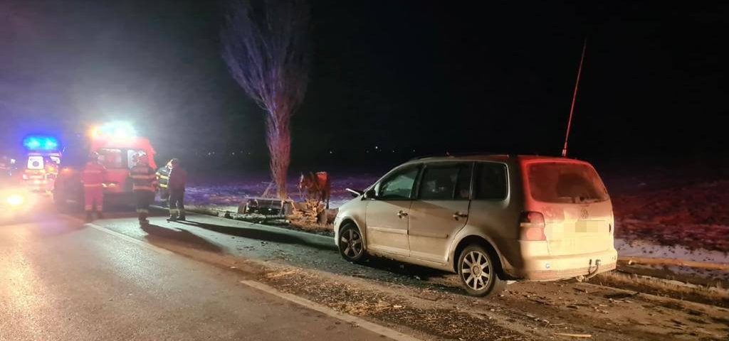 Accident rutier în comuna Boroaia. Coliziune între un autoturism și un atelaj hipo care transporta lemne