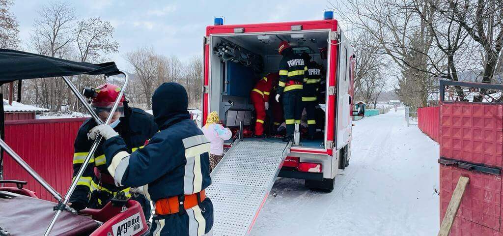Misiune comună pentru pompieri și ambulanțieri. Bărbat supraponderal transportat la spitalul din Fălticeni. Pacientul cântărește 180 de kilograme