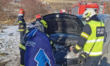 Incident în zona Ciorsaci. Incendiu declanșat la un autoturism aflat în mers. Câțiva șoferi au sărit în ajutor