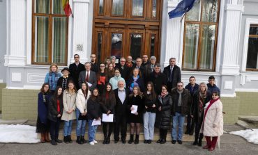 Membrii Cenaclului „Nicolae Labiș” Fălticeni l-au omagiat pe Mihai Eminescu. Poezie, emoție și creații lirice