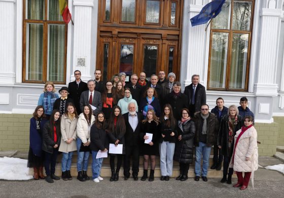 Membrii Cenaclului „Nicolae Labiș” Fălticeni l-au omagiat pe Mihai Eminescu. Poezie, emoție și creații lirice