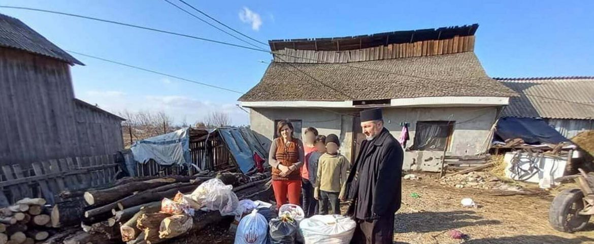 Preotul Adrian Brădățanu continuă să-i ajute pe semeni. Membrii unei familii din Fântâna Mare au primit alimente și haine