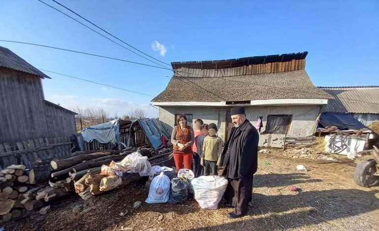 Preotul Adrian Brădățanu continuă să-i ajute pe semeni. Membrii unei familii din Fântâna Mare au primit alimente și haine