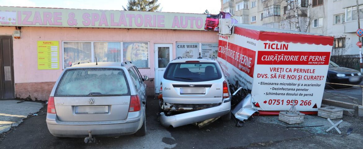 Accident la Autogara Severin din Fălticeni. Un autoturism s-a izbit într-un chioșc. Șoferului i s-a făcut rău. Trei mașini avariate