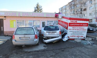 Accident la Autogara Severin din Fălticeni. Un autoturism s-a izbit într-un chioșc. Șoferului i s-a făcut rău. Trei mașini avariate