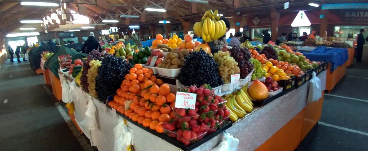 Au apărut fructele de primăvară. Prețuri mari la căpșunile și nectarinele vândute în piața agroalimentară din Fălticeni