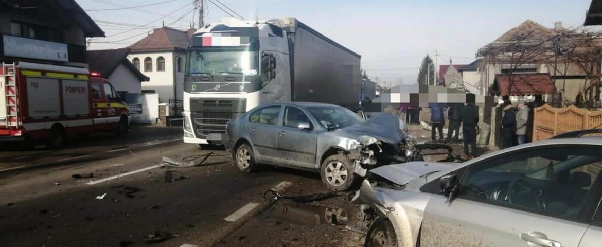 Accident rutier în comuna Cornu Luncii. Traficul rutier este blocat. Coliziune între un autotren și două mașini