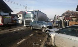 Accident rutier în comuna Cornu Luncii. Traficul rutier este blocat. Coliziune între un autotren și două mașini